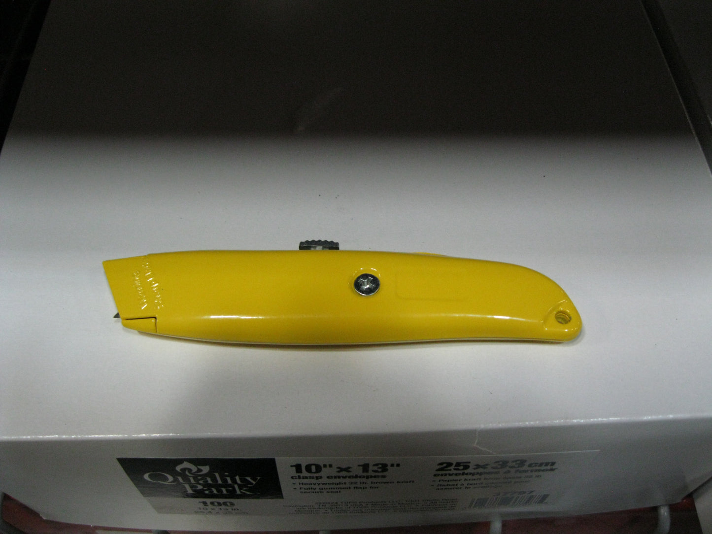 Knife, Utility, with Retractable Blade